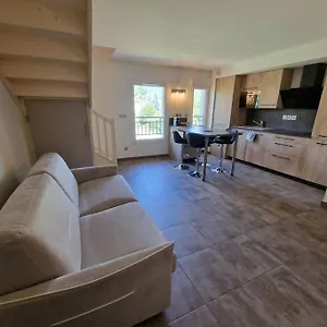 Superbe T2 Dans Résidence Neuve Avec Vue Exceptionelle Sur Les Montagnes, Avec Parking Privatif.situé à Proximité Immédiate Du Centre De Chorges. Appartement